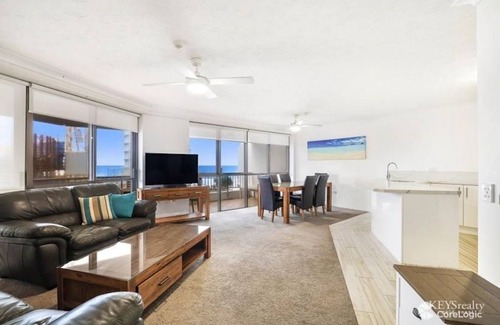 Main Beach Apartment | Main Beach Views!