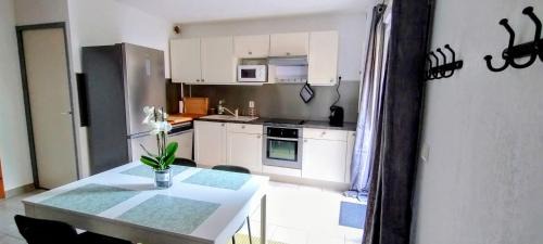 Beziers House | Maison cosy au bord du canal, piscine et parking
