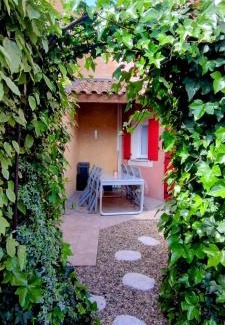 Beziers House | Maison cosy au bord du canal, piscine et parking