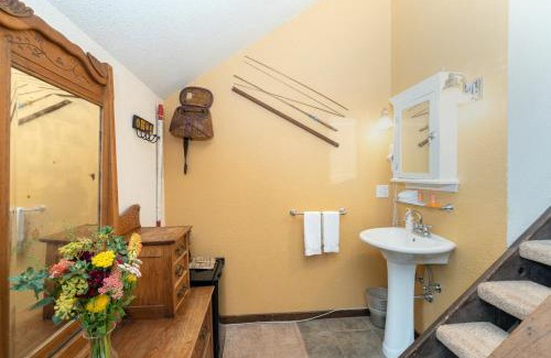 Telluride Hotel | Manitou Lodge 8 by Alpine Lodging Telluride
