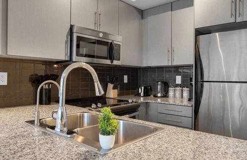 Toronto Entertainment District Hotel | Maple Leaf Stays - Rogers Centre - Scotiabank Arena