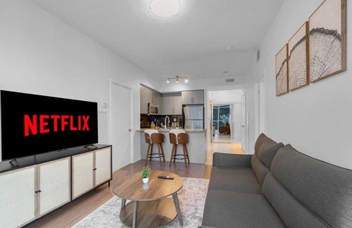 Toronto Entertainment District Hotel | Maple Leaf Stays - Rogers Centre - Scotiabank Arena