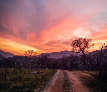 Three Rivers House | Matanah Meadows Farm, Great for 2 Families, Sequoia National Park and Working Farm