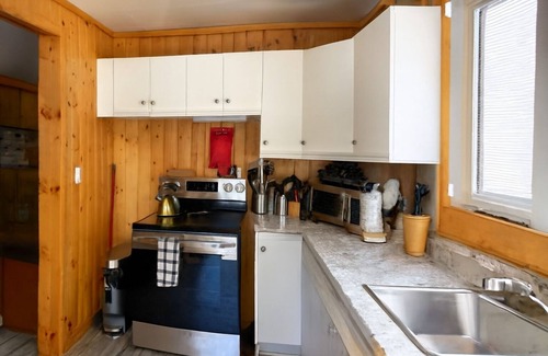 Sandy Hook Cottage | Matlock Dunnotar Area Pet Friendly 3 Bed Cottage Across the Road From the Lake