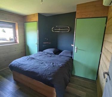 Charmes Apartment | Mechanical cottage, old cars and bikes