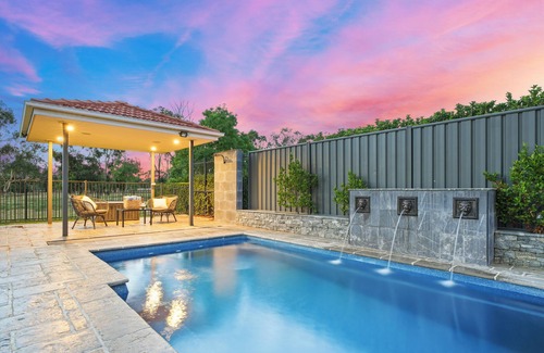 Dubbo House | Mediterranean Retreat | Mineral Pool, Golf Views, Near Zoo