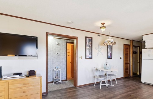 Frankford Apartment | MINI WEEK VACATION! A/C, washer/dryer, dishwasher, 3 TVs, DVD, WiFi, community pool and tennis.