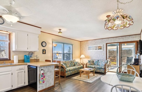 Frankford Apartment | MINI WEEK VACATION! A/C, washer/dryer, dishwasher, 3 TVs, DVD, WiFi, community pool and tennis.