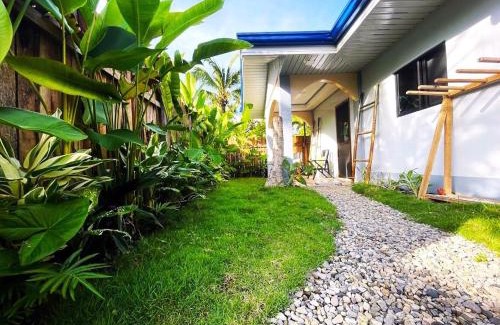 Catangnan House | Miraflores - Seaside Villa with private Garden in Siargao