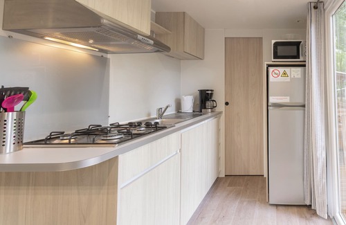 Lavilledieu House | Mobile Home 'F - 1-6 Pers' with Shared Pool, Private Terrace and Shared Garden