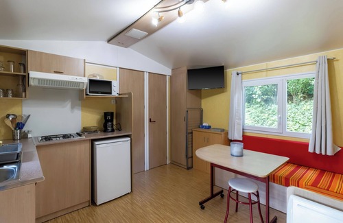 Saint-Pompont House | Mobile Home 'Le Chene' with Shared Pool, Private Terrace and Private Garden