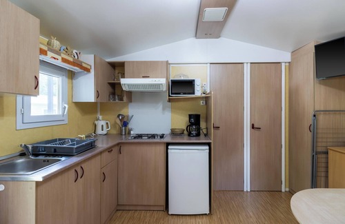 Saint-Pompont House | Mobile Home 'Le Chene' with Shared Pool, Private Terrace and Private Garden