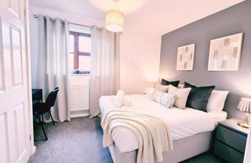 Little Stoke House | Modern 2-bed , Bradley Stoke, NR Parkway Station, Free Parking