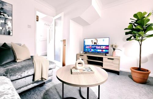 Little Stoke House | Modern 2-bed , Bradley Stoke, NR Parkway Station, Free Parking