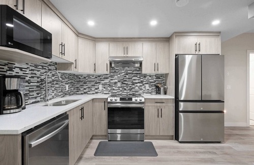 Evanston House | π‘ Modern 2BR Private Suite Free Banff Pass Netflix New Build in Evanston!