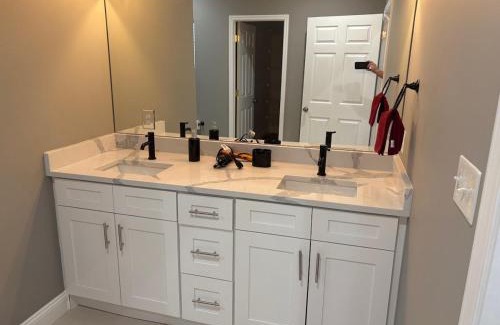 DeBaliviere Place Apartment | Modern 3BR Townhouse in St Louis