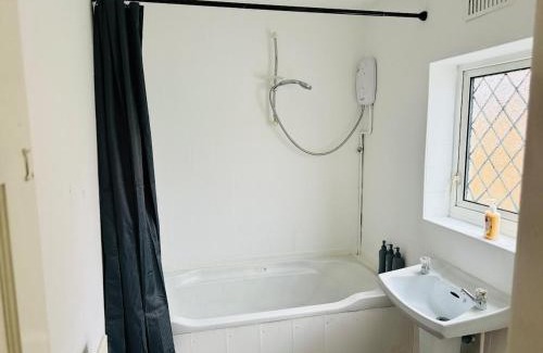 Newark upon Trent Apartment | Modern 4-Bedrooms House - Near City Centre - QMC - Arnold Market - Sleeps 8