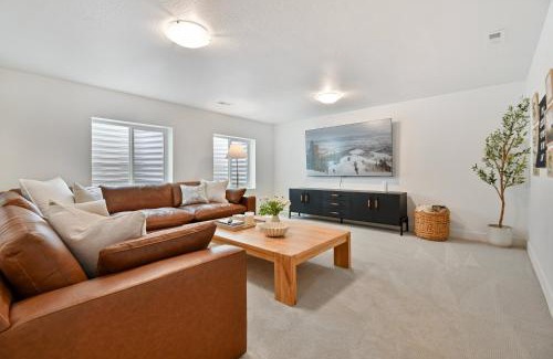 Heber House | Modern 6br near skiing luxe sleeps 12 hot tub