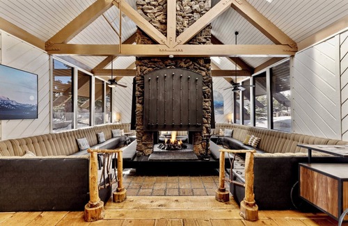 Mammoth Lakes Hotel | Modern Alpine Room Near Mammoth Mountain, Great for Families and Ski Trips
