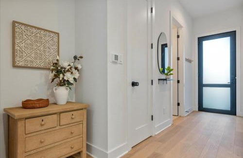 Austin Apartment | Modern Comfort Near It All 2BR 2 5BA Sleeps 6
