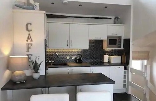 Borth-y-Gest House | Modern home with spectacular sea/estuary and mountain views