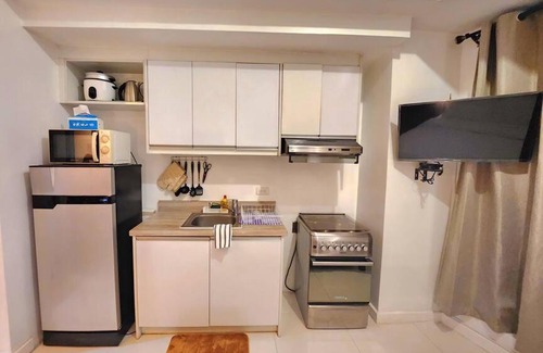 Legazpi Village Apartment | Modern Hotel-type Studio near Greenbelt Netflix 100mbps