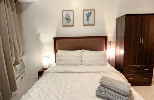 Legazpi Village Apartment | Modern Hotel-type Studio near Greenbelt Netflix 100mbps