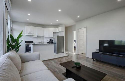 Cote-Des-Neiges—Notre-Dame-De-Grace Apartment | Modern MTL Getaway A Sleek NDG Escape