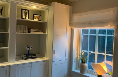 Haellsvik House | Modern New England villa in archipelago environment with large terrace and proximity to swimming.