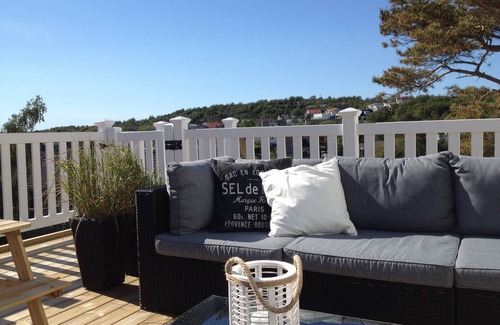 Haellsvik House | Modern New England villa in archipelago environment with large terrace and proximity to swimming.