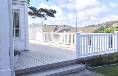 Haellsvik House | Modern New England villa in archipelago environment with large terrace and proximity to swimming.