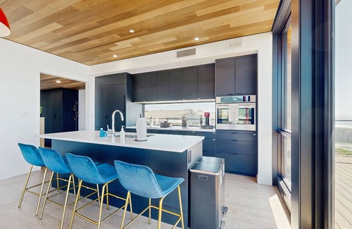 Fort Bragg House | Modern oceanfront container home with electric fireplace & wifi - walk to beach