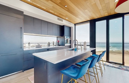 Fort Bragg House | Modern oceanfront container home with electric fireplace & wifi - walk to beach