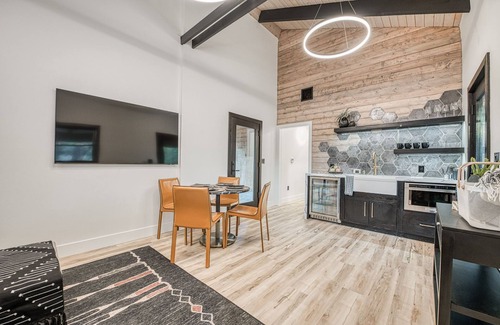 Auberry Apartment | Modern pet friendly suite with AC adjacent to Yosemite National Park.