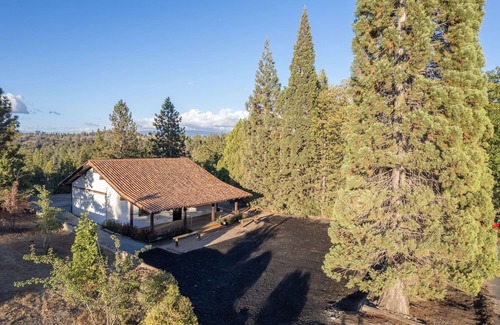 Auberry Apartment | Modern pet friendly suite with AC adjacent to Yosemite National Park.