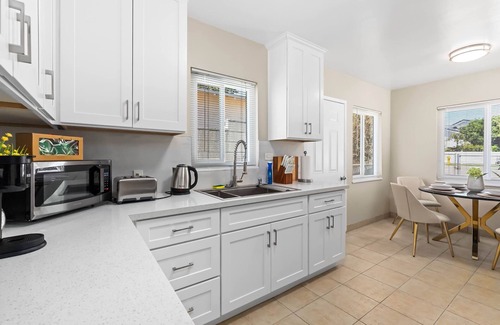 Ontario House | Modern Retreat With Spacious Yard Cozy Interiors