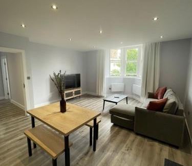 Abingdon Apartment | Modern Square Flat - En-Suites - Luxury - 6 Guests