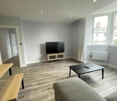 Abingdon Apartment | Modern Square Flat - En-Suites - Luxury - 6 Guests