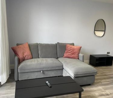 Abingdon Apartment | Modern Square Flat - En-Suites - Luxury - 6 Guests