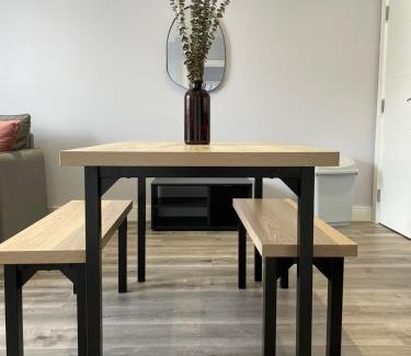 Abingdon Apartment | Modern Square Flat - En-Suites - Luxury - 6 Guests