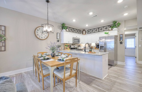 Manchester House | Modern Townhome 2BR/2.5 Bath in gated community in the heart of Manchester