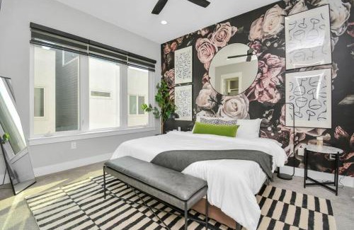 Astrodome House | Mohr Haus - Walk to NRG Stadium - Medical Center - Sleeps 8