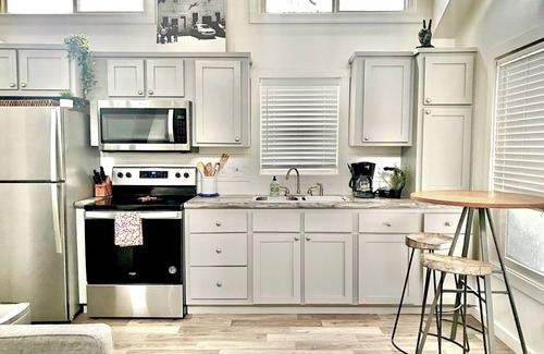 Govalle House | Moonshine Cottage. Free Bikes. Sweet Spring Stay