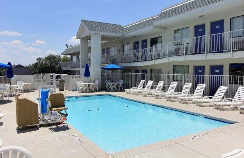 Georgian Acres Hotel | Motel 6-Austin, TX - North Central