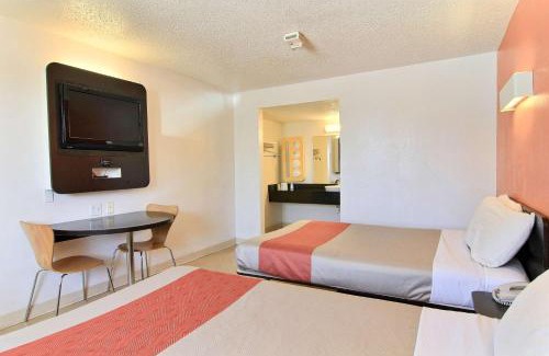 Georgian Acres Hotel | Motel 6-Austin, TX - North Central