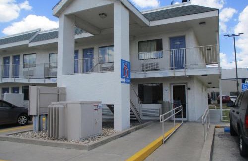 Georgian Acres Hotel | Motel 6-Austin, TX - North Central