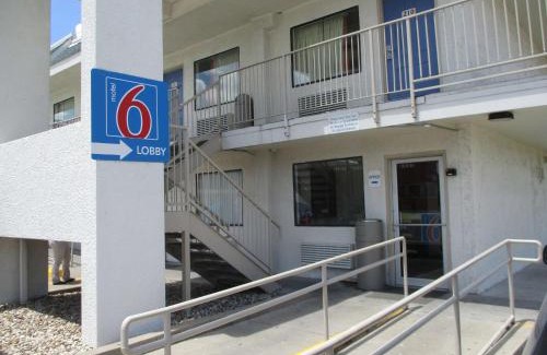 Georgian Acres Hotel | Motel 6-Austin, TX - North Central