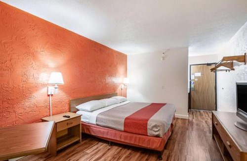 Naperville Hotel | Motel 6-Naperville, IL