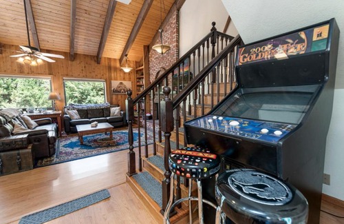 Big Bear City House | Mount Bearadise - Located in a beautiful quiet area of Big Bear City! Pool Table and Arcade Games!