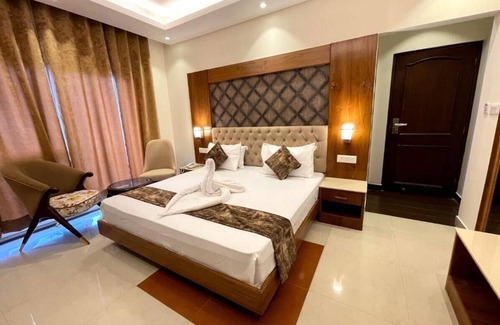 The Mall Road Hotel | Mountain Glow